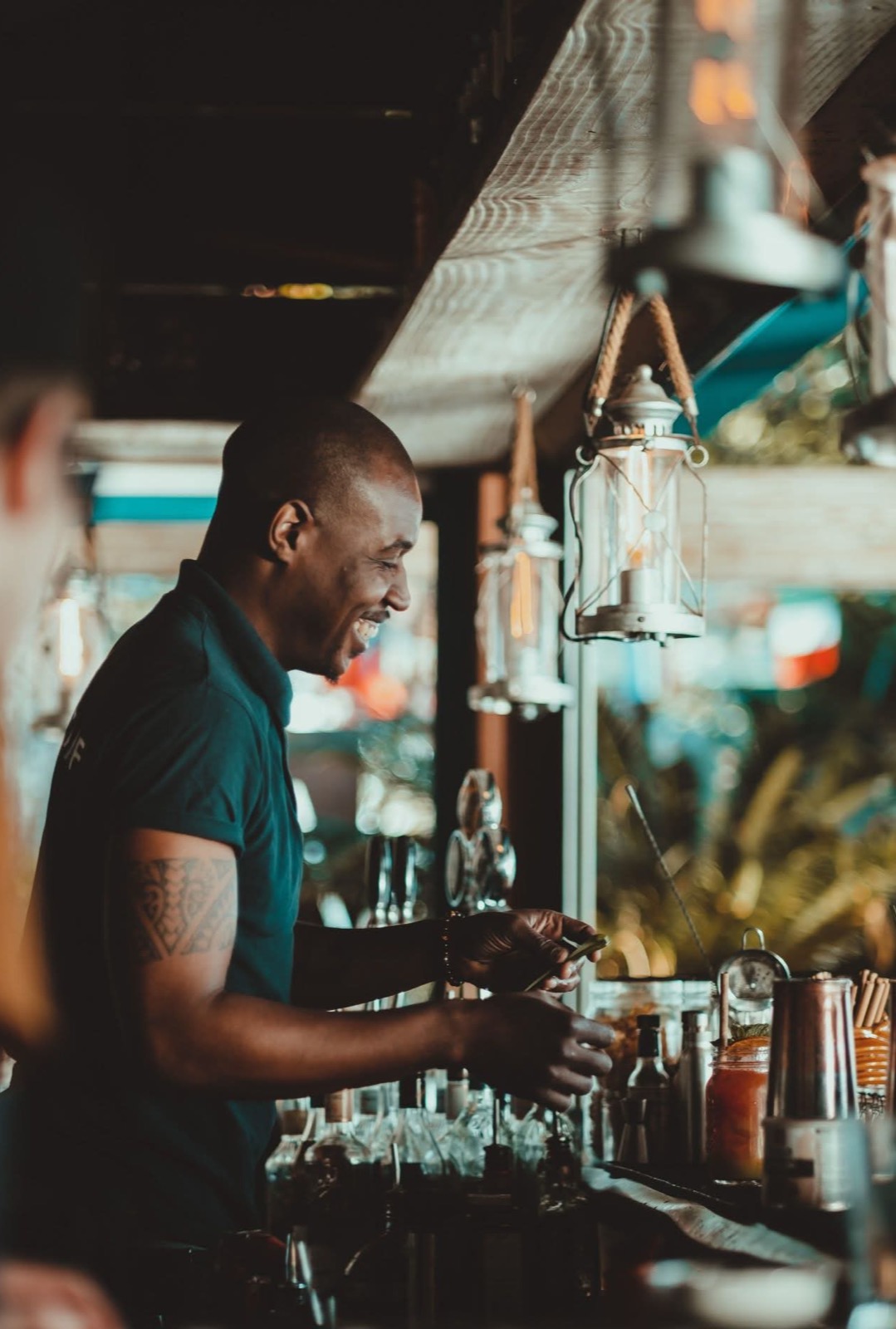 Alexis en service derrière un bar