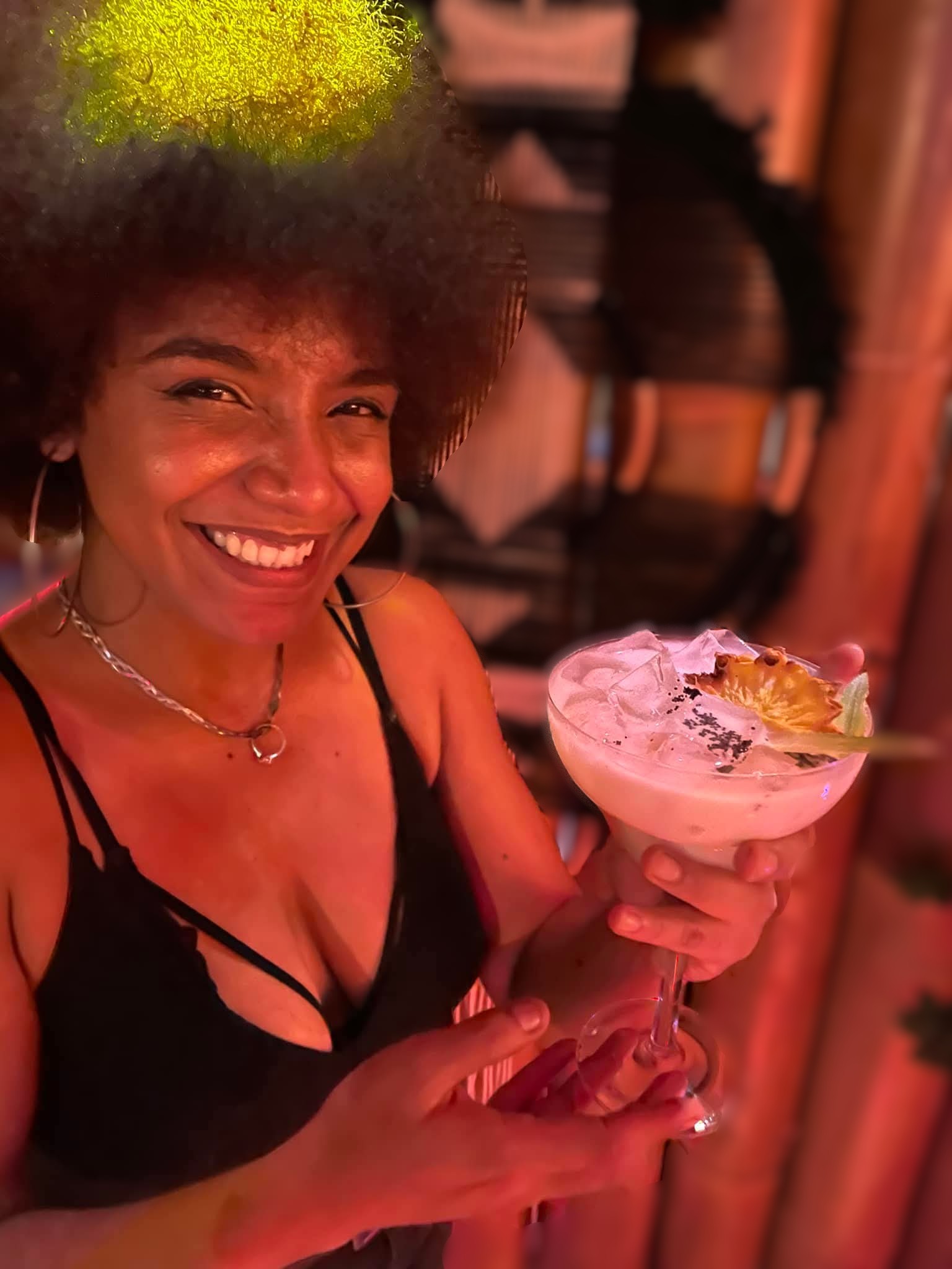 Présentation d’une création cocktail dans une ambiance de réception