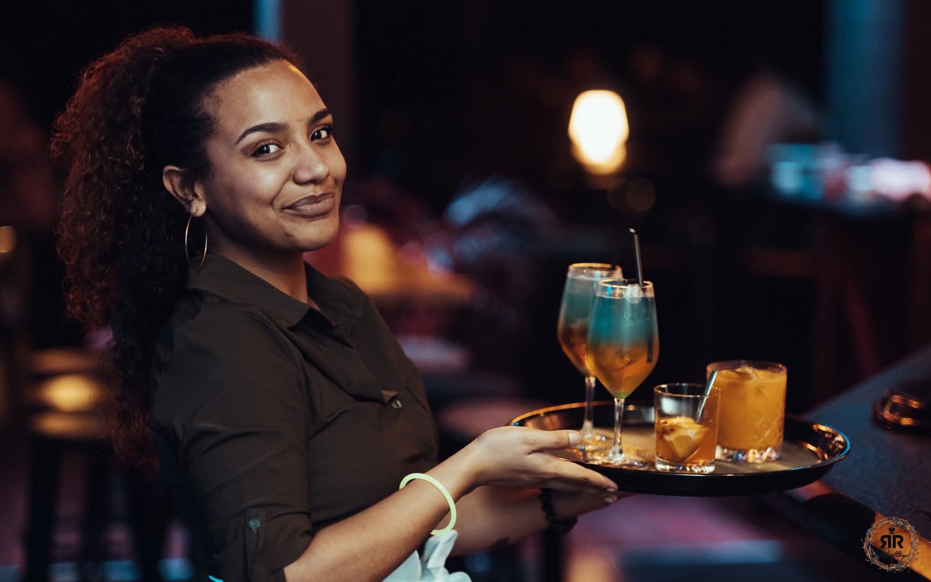 Ange portant un plateau de cocktails pendant une réception